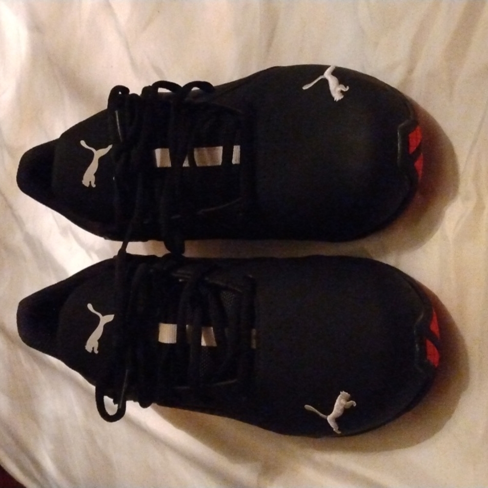 Puma's black an red men's 7